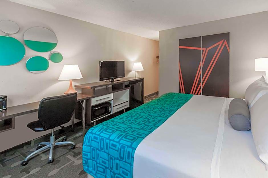 Howard Johnson by Wyndham Romulus Detroit Metro Airport