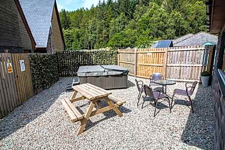 King Bed Studio Apartment with Private Hot Tub (Dog Friendly) Woodpecker Cabin