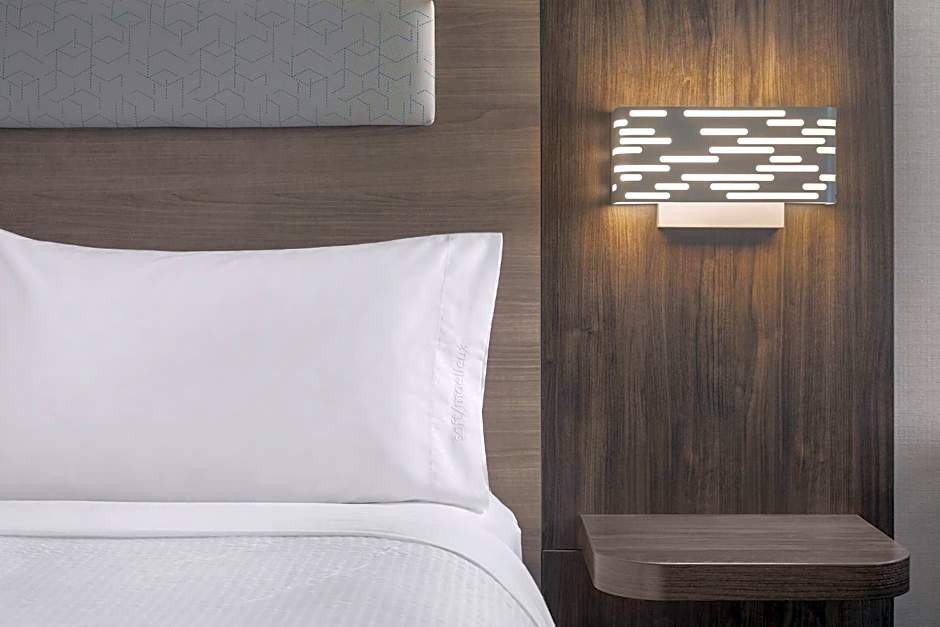 Holiday Inn Express & Suites Vaughan Southwest By IHG