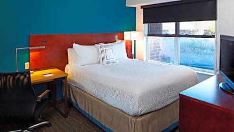 One-Bedroom Queen Suite