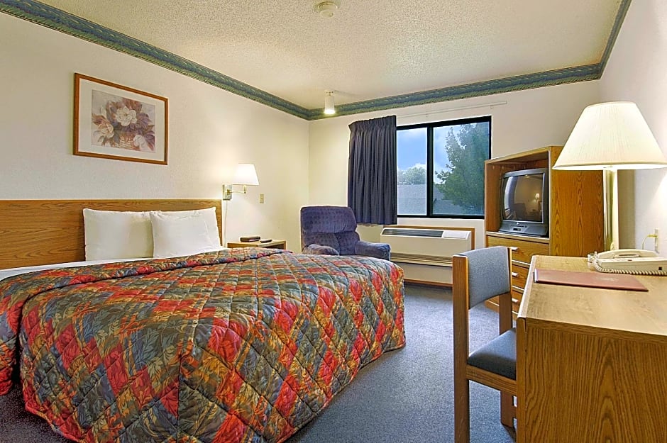 Super 8 by Wyndham W Dodge-Omaha