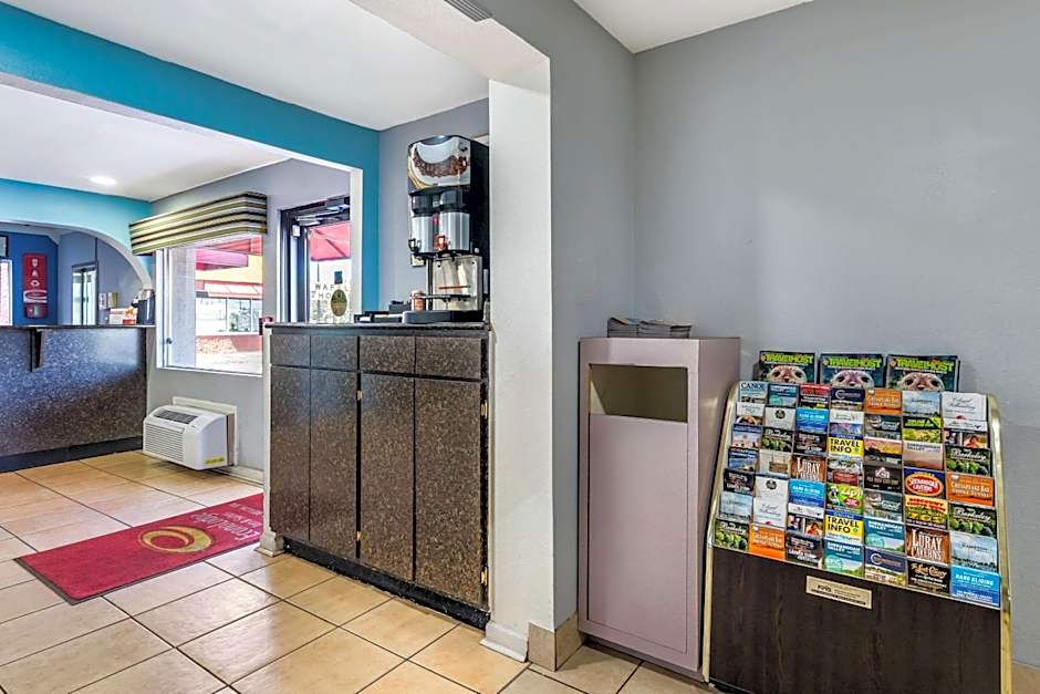 Econo Lodge Inn & Suites I-64 & Us 13