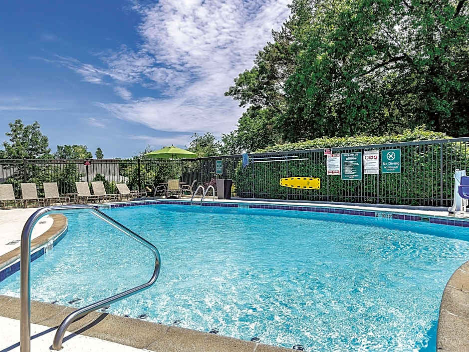 La Quinta Inn & Suites by Wyndham Warwick-Providence Airport