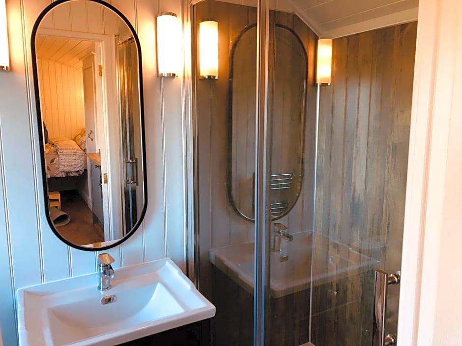 Somerleyton Meadows - The Hideaway Hut & Hot Tub