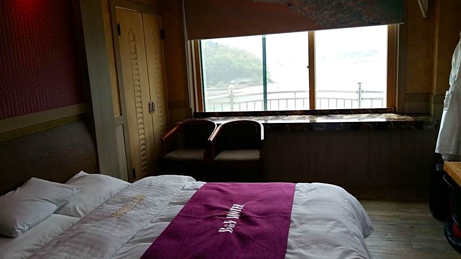 B&F Hotel