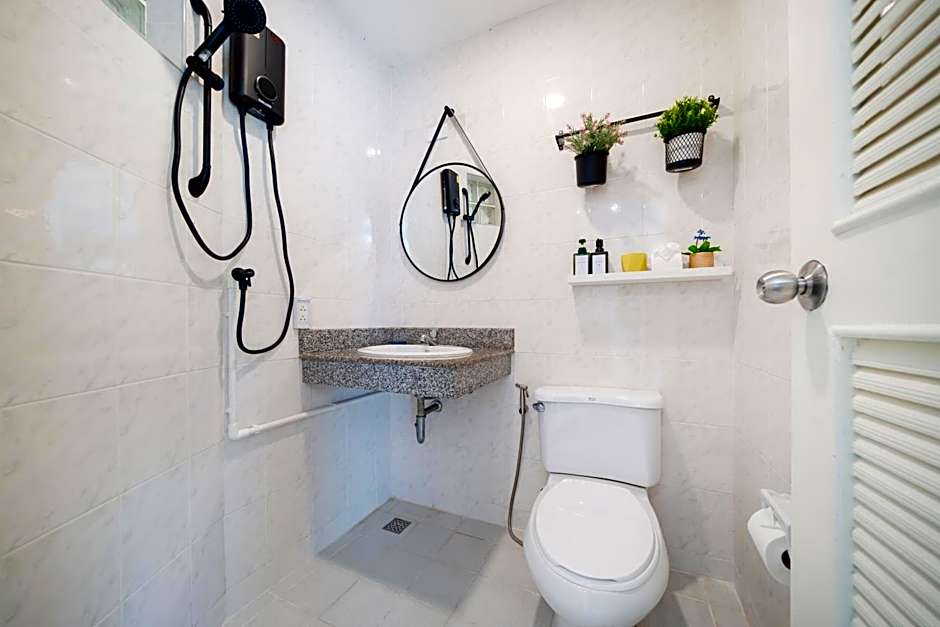 5 mins walk Bangla,beach,3BR