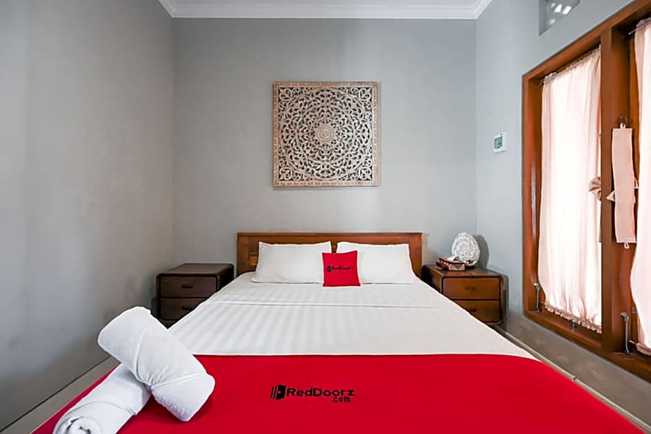 RedDoorz near Mertasari Beach 2