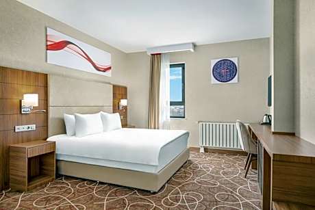 1 King Bed, Hearing Accessible Room, Roll-In shower, Smoking