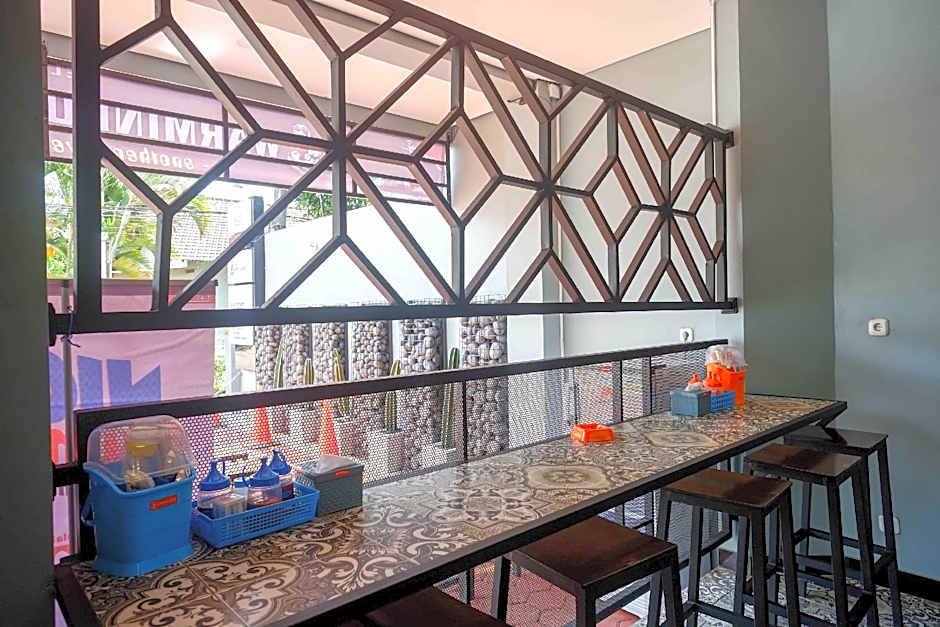 RedDoorz Plus near Patung Kuda Undip