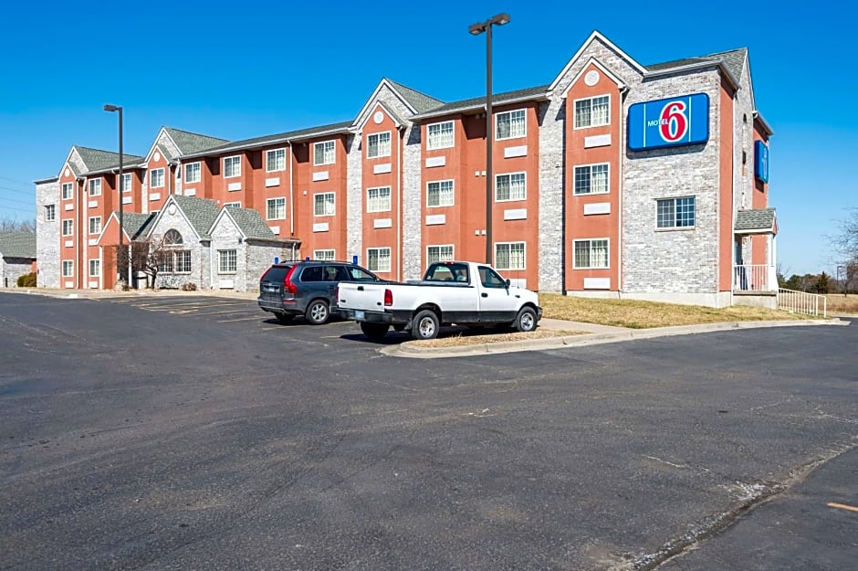 Motel 6-Olathe, KS