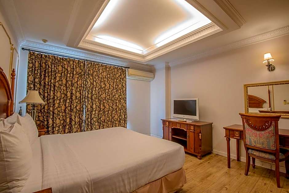 Four Seasons Place Hotel