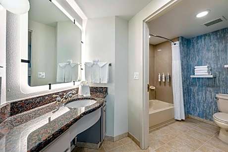 2 King Hearing Accessible Suite Non-Smoking