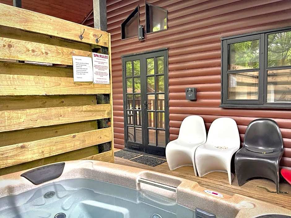 Goldcrest 3-Hot Tub-Woodland Lodges-Carmarthenshire-Tenby