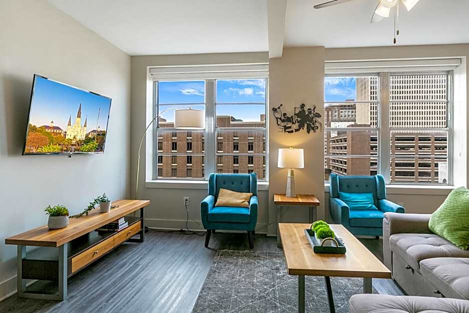 Spacious 4BR Luxury Condo Steps to French Quarter