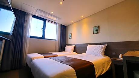 Twin Room with Mountain View