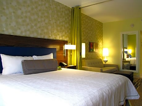 1 King Mobilty/Hearing Access Tub Studio Nosmk