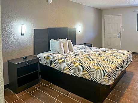 1 King Bed | Smoking, Micfridge
