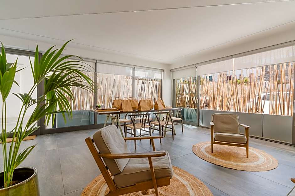Glass House - Smart Rooms & Parking