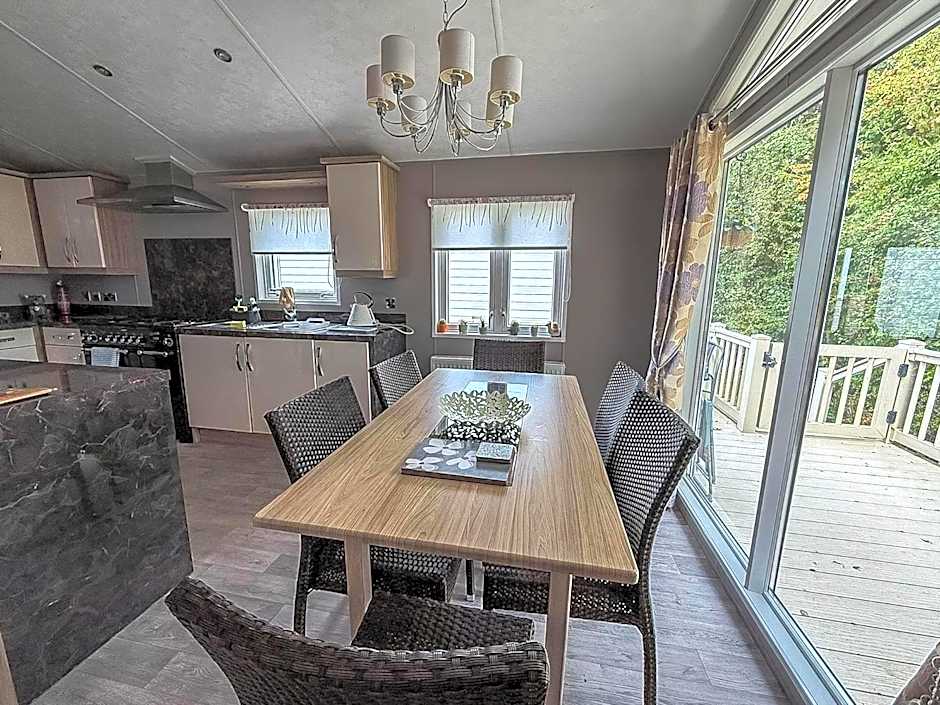 Stunning Lodge With Decking At Oaklands Holiday Park In Essex Ref 39017Rw