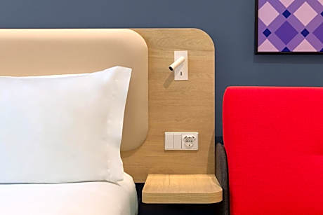 Standard Queen Room with Single Sofa Bed - Free Breakfast