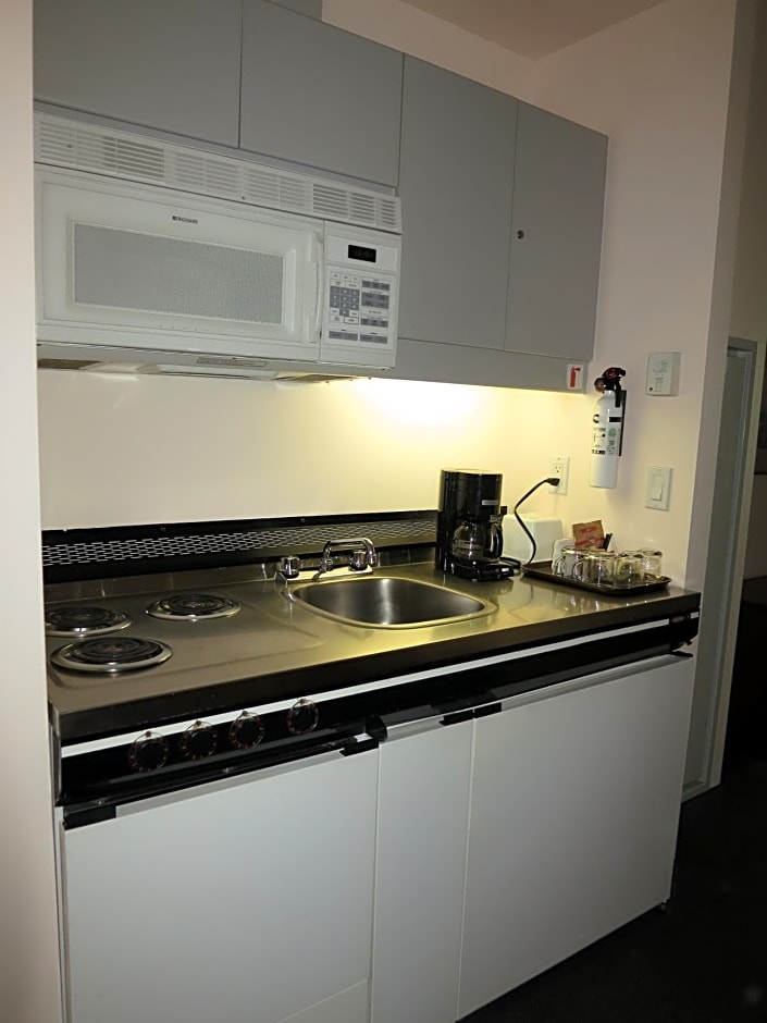 Rosedale on Robson Suite Hotel