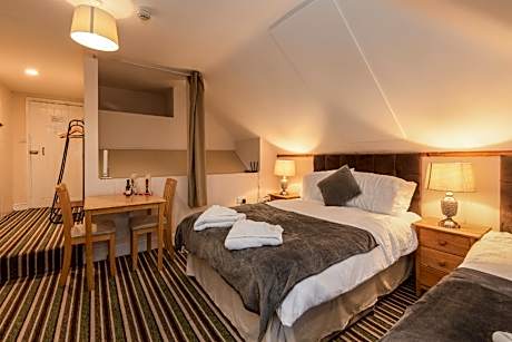 deluxe triple studio room