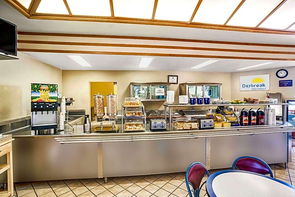 Days Inn & Suites by Wyndham Fullerton