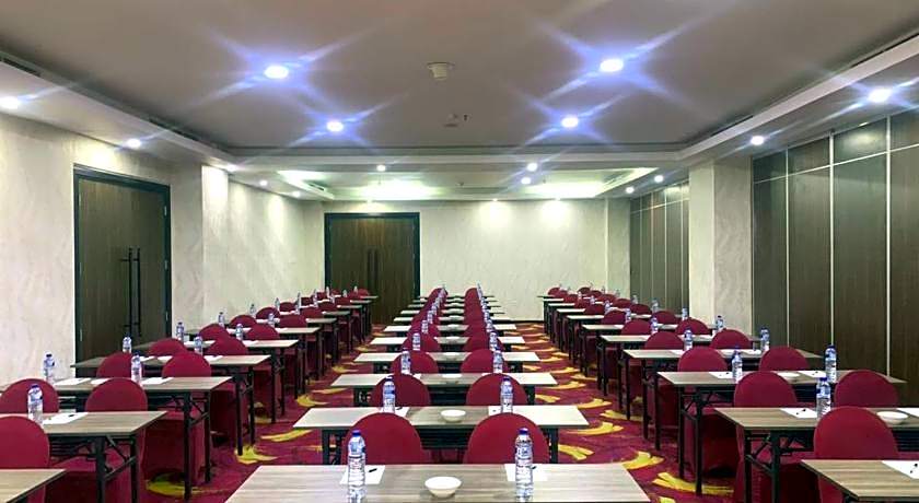 Travellers Hotel Phinisi