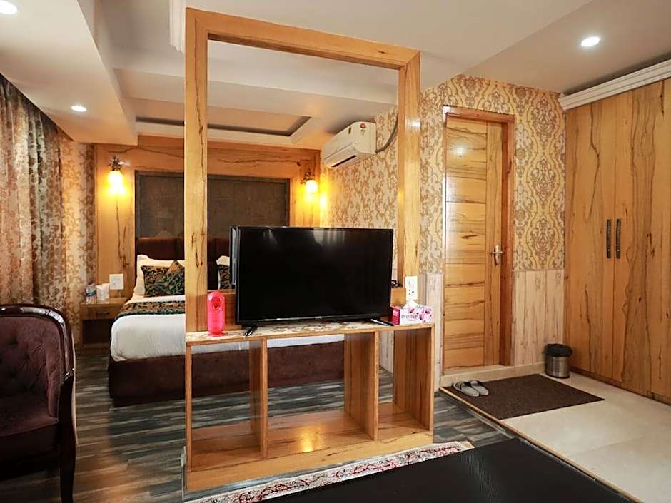 Hotel The Montreal Near by Dal Lake