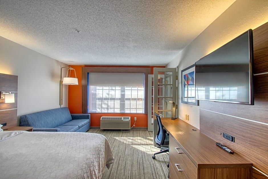 Holiday Inn Express Hotel & Suites Oshkosh - State Route 41 By IHG