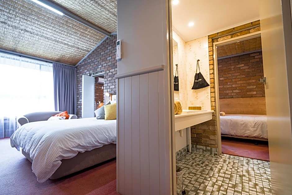 Farnham Court Motel and Restaurant