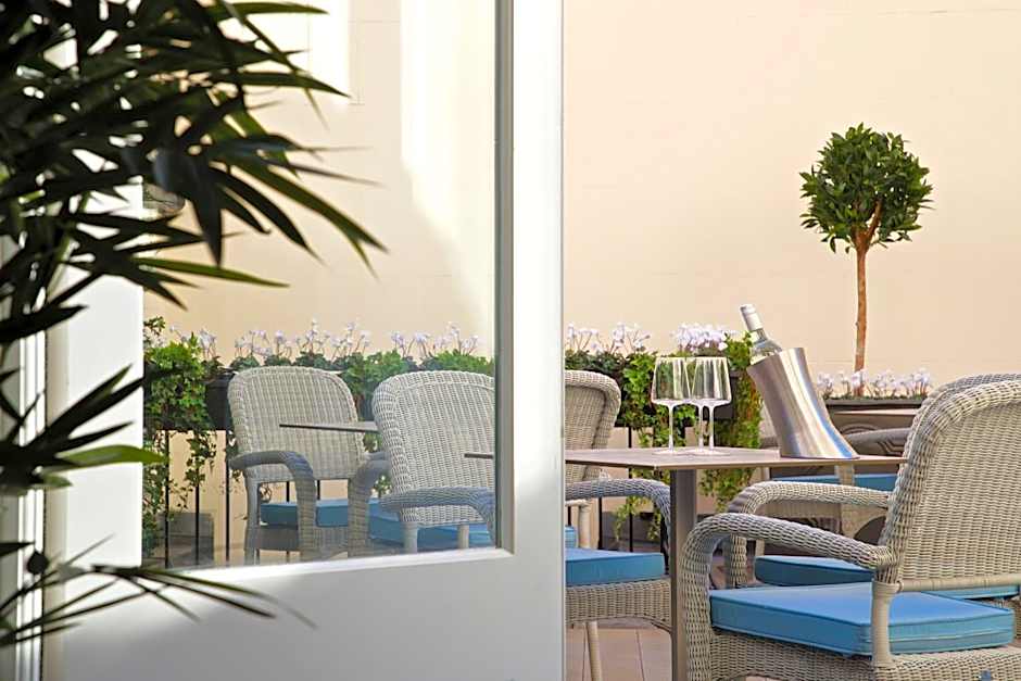 54 Queen's Gate Hotel