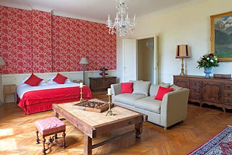 Suite Chartreuse du Thil, located 0.9 mile from Les Sources de Caudalie