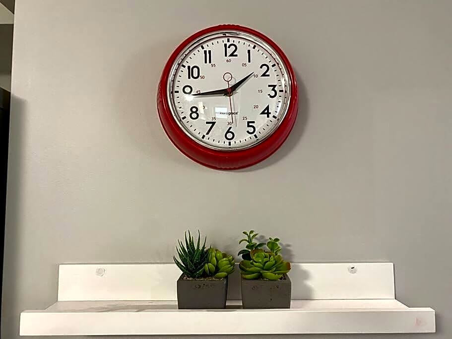 Hidden Getaway, BSMT with Back Yard