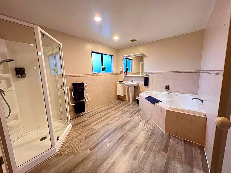 Kingswood Manor Motel