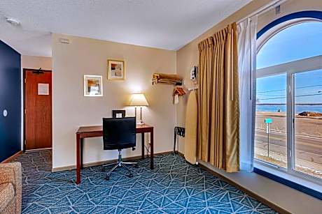 Queen Room with Sofa Bed and Lake View - Non-Smoking