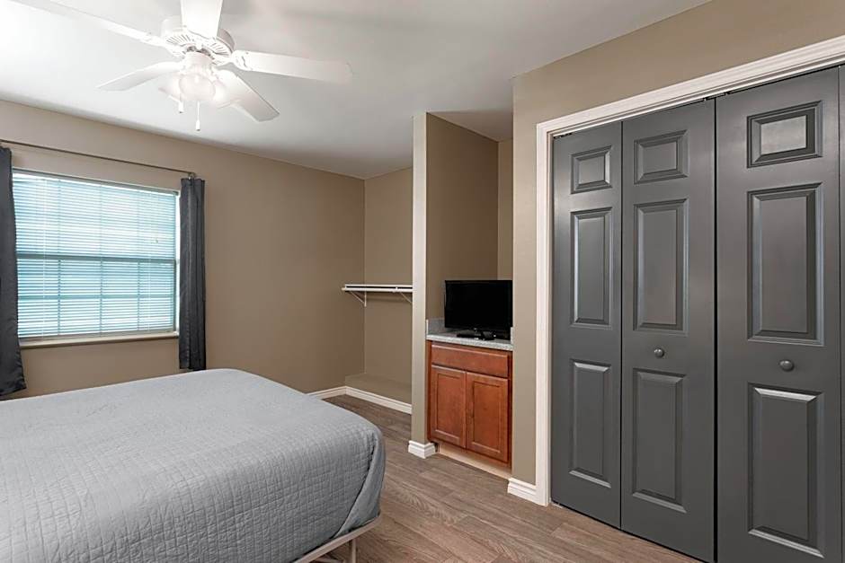 Eagle's Den Suites Andrews a Travelodge by Wyndham