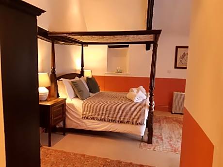 Double Room with Four Poster Bed - No Dogs