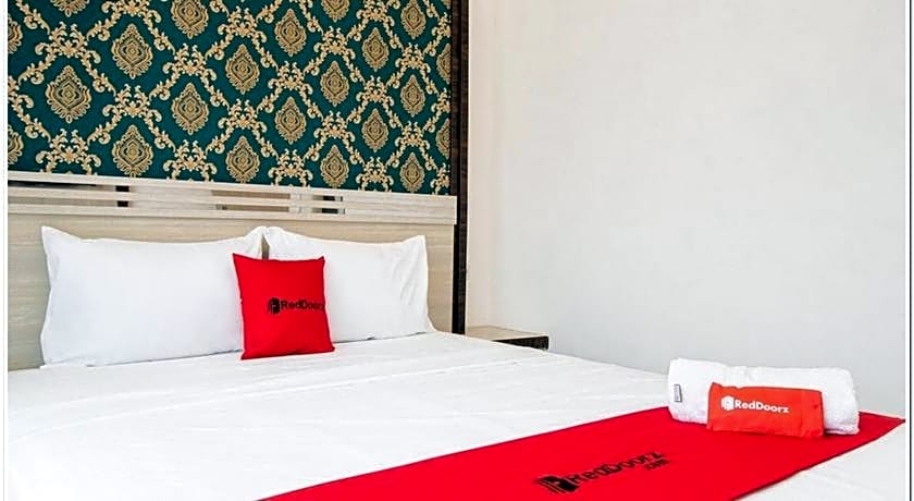 RedDoorz Plus @ Centrium Katamso Medan