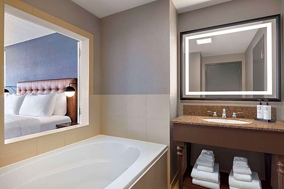 Wyndham Grand Fallsview Hotel