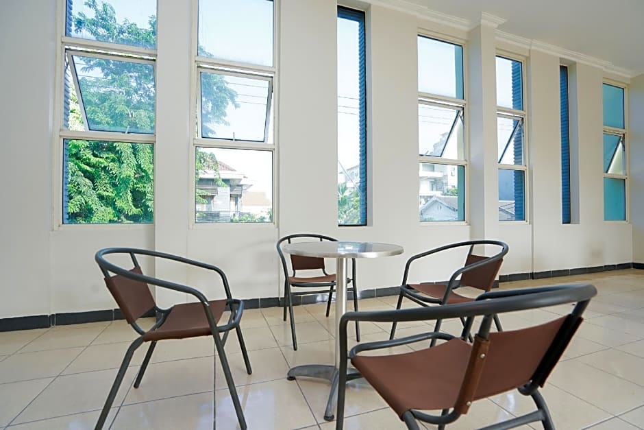 Super OYO 2075 Graha Marina