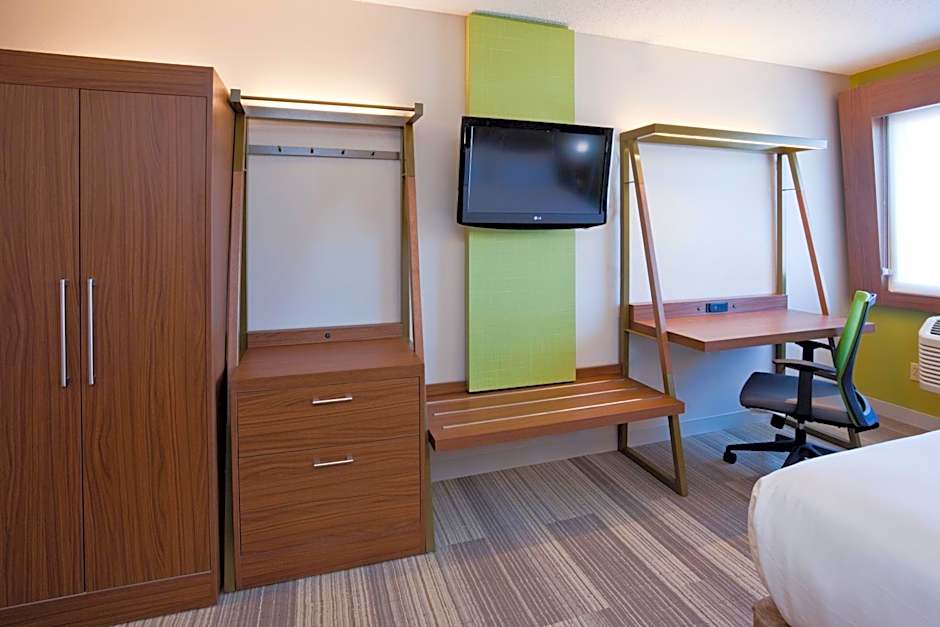 Holiday Inn Express & Suites Minneapolis - West End by IHG