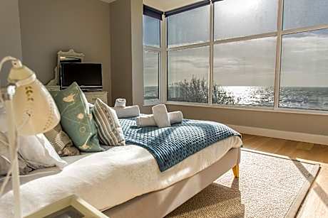 Springtide - beach front property in East Wittering