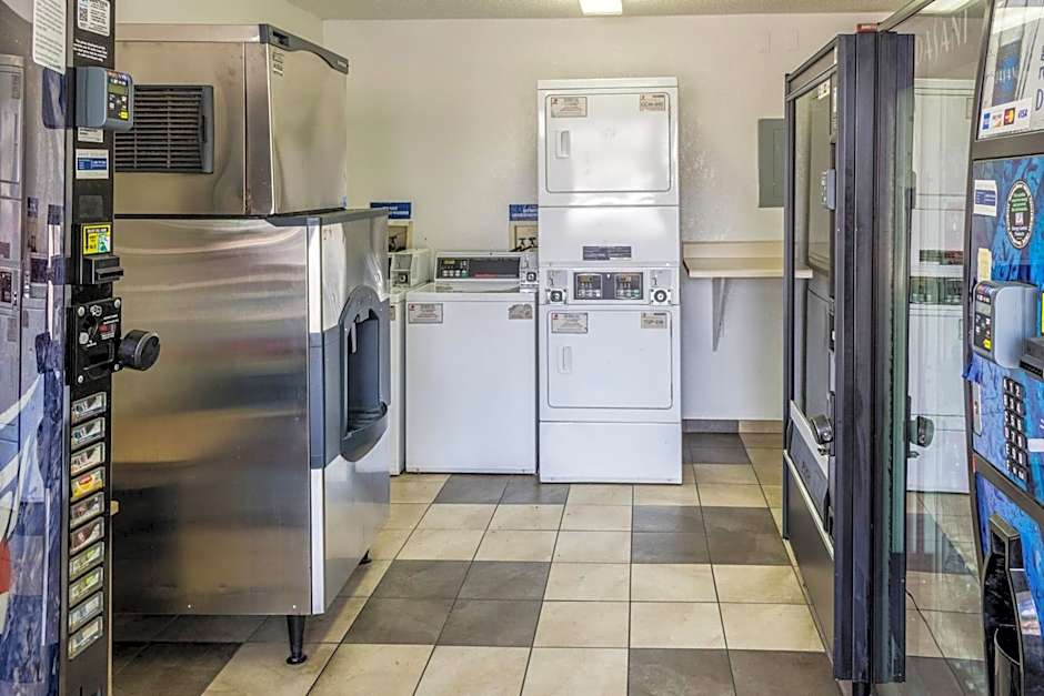 Motel 6-Bakersfield, CA - Convention Center