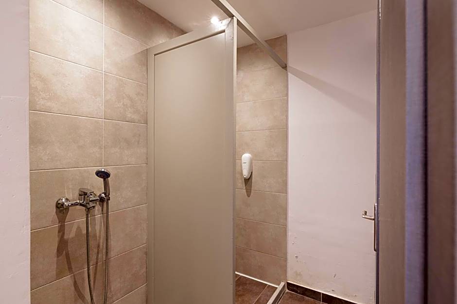 Local Hostel & Suites