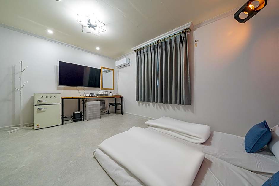 Photo 1 of 18 of Ondol Room