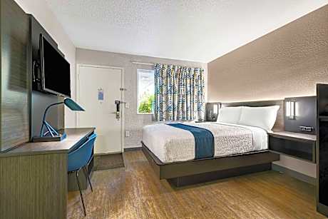 1 Full Bed | ADA/RI Shower/Deluxe