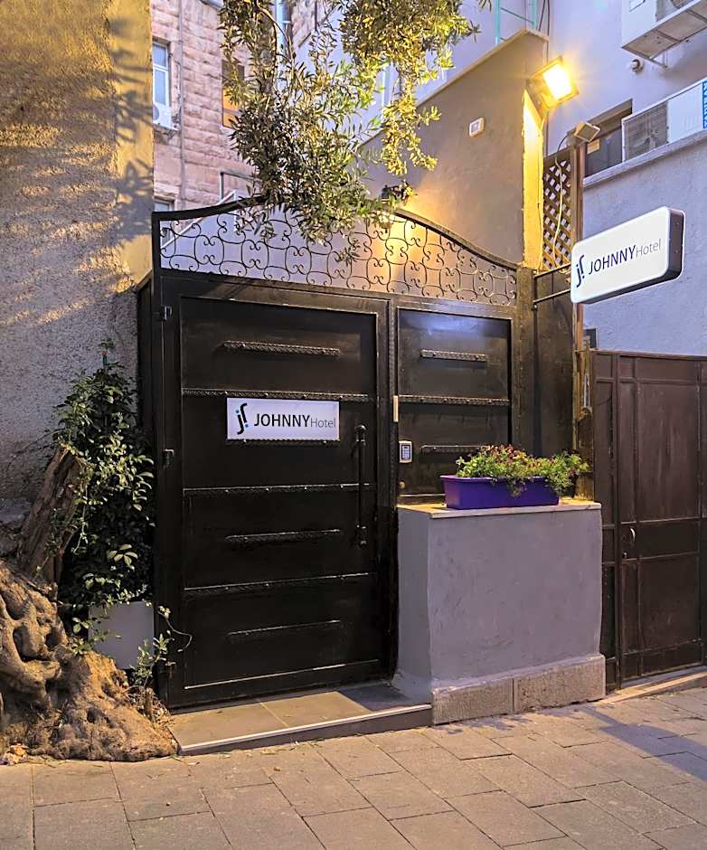 Johnny Hotel