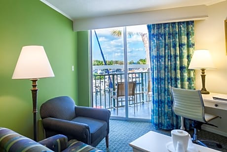 Premium Room, 1 King Bed, Balcony, Marina View