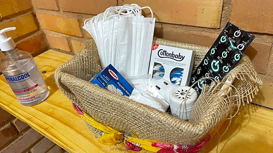 Pousada São Jorge 1 MIN A PÉ DA PRAIA Casa de família, simples e aconchegante, Na Av principal da praia café disponível até 12hs cozinha completa e churrasqueira disponível para uso ar cond das 20hs as 8 30